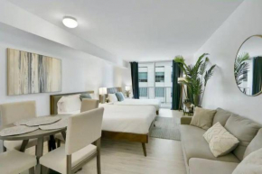 Glam Studio: Sleeps 4 x Pool x Gym x Parking
